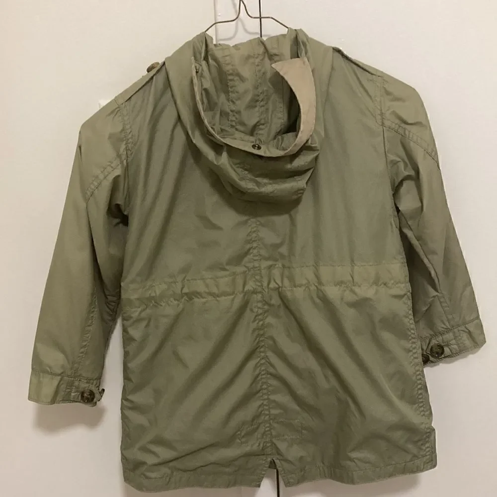 Burberry Boys Rain Jacket with Hood. Olive green Nylon. Size 4 Yr.